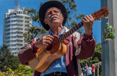 Hombre cantando por dinero en las cercanías del Hotel Humbodlt.jpg