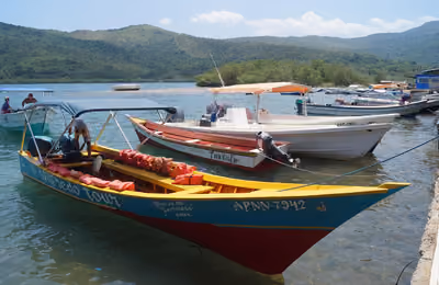 Lanchas en el ambarcadero de Mochima I.jpg